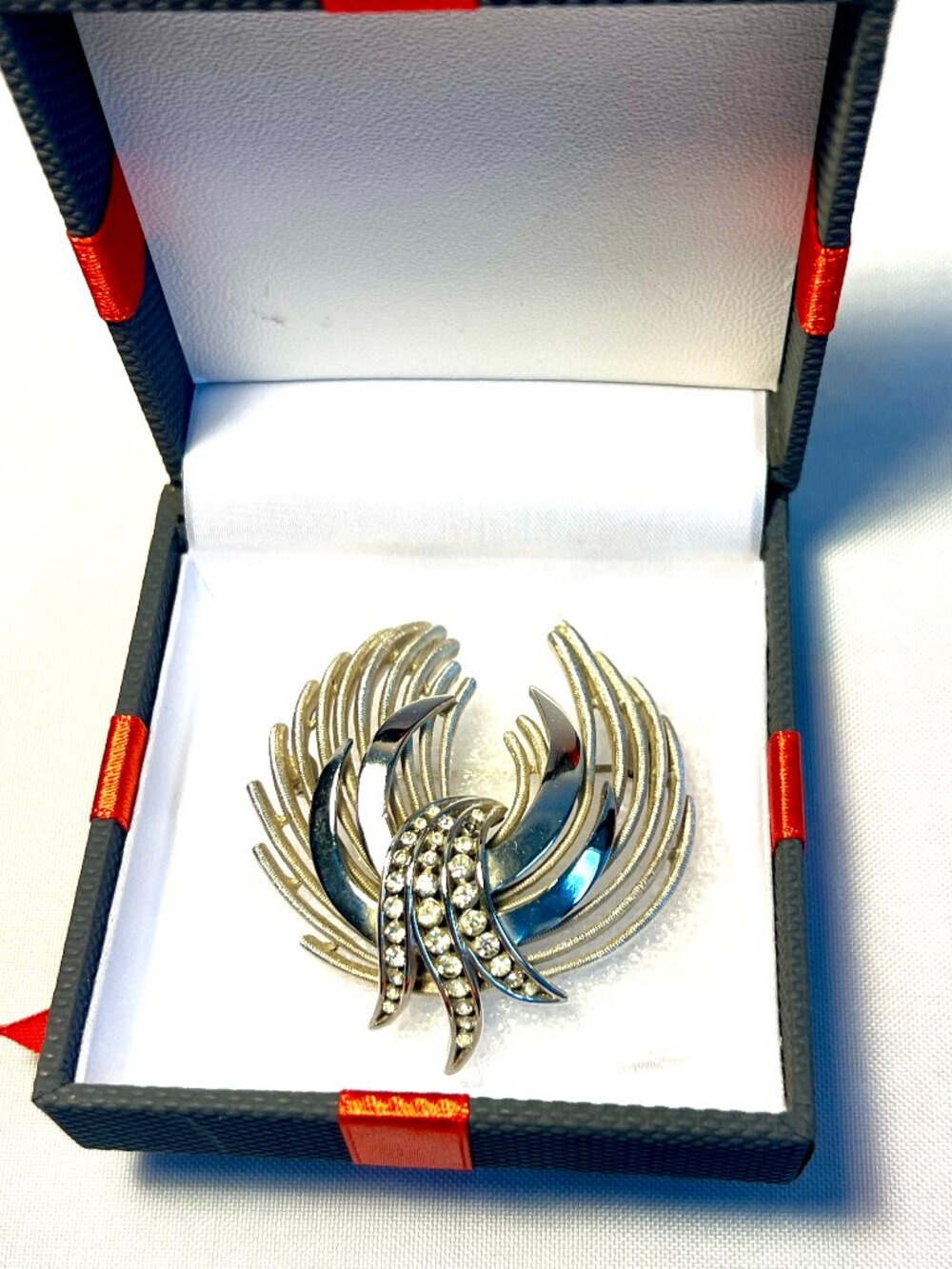 Vintage Crown Trifari Silvertone Rhinestone MCM Brooch Pin - SB2D3